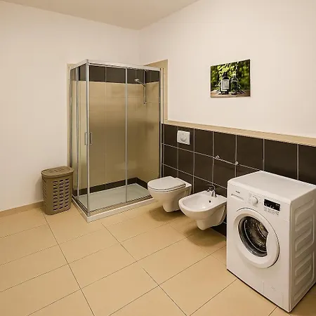 Lucini Ai Portici,parcheggio Privato,due Minuti Dal Bernina Express *