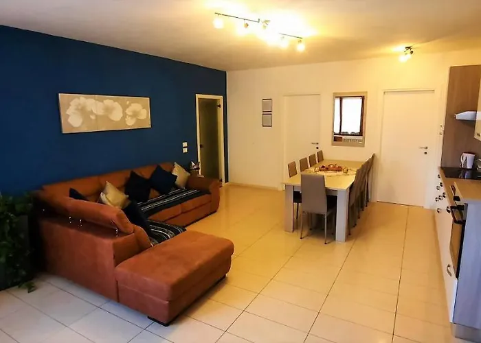 Lucini Ai Portici,parcheggio Privato,due Minuti Dal Bernina Express Apartment