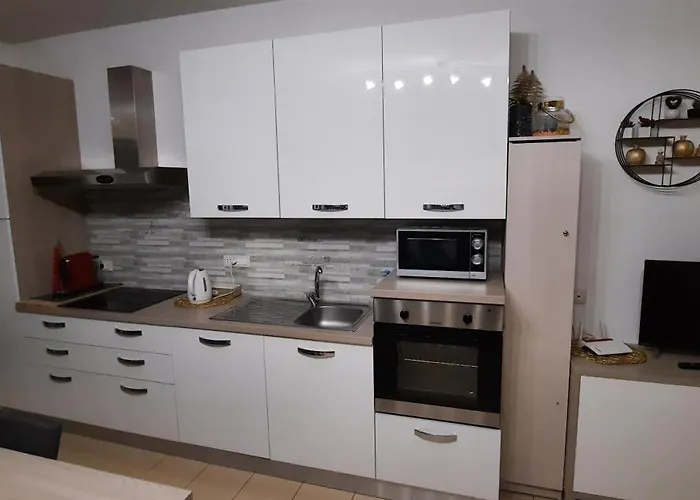 Lucini Ai Portici,parcheggio Privato,due Minuti Dal Bernina Express Apartment